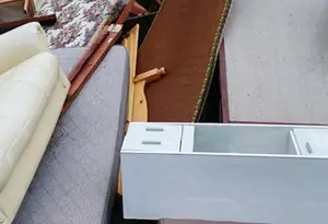 廃棄される家具