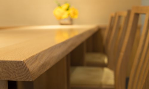 「厚み」で無垢材テーブルの印象は変わるのか？