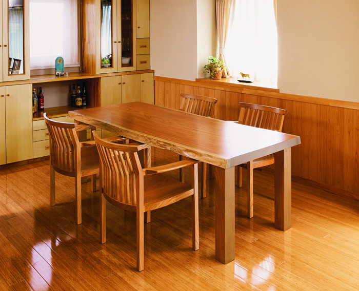 ケヤキの一枚板テーブルはこんな住まいにおすすめ｜オーダー家具「家具