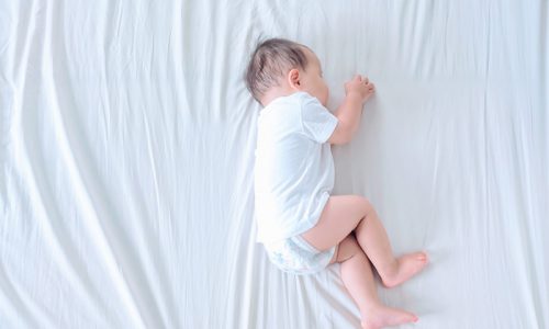 無垢材ベッドで睡眠環境を整え、質の良い眠りを