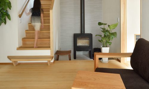床暖房のある部屋で無垢材家具は使用できるか