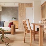 “重たく見えない”無垢材家具の取り入れかたとは？