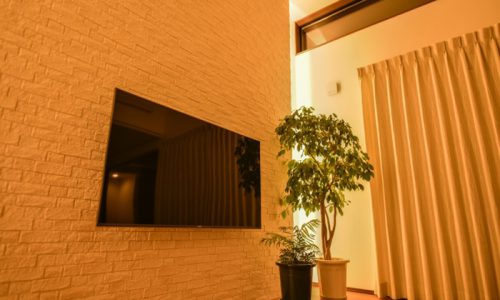 壁掛けテレビにテレビボードは必要か